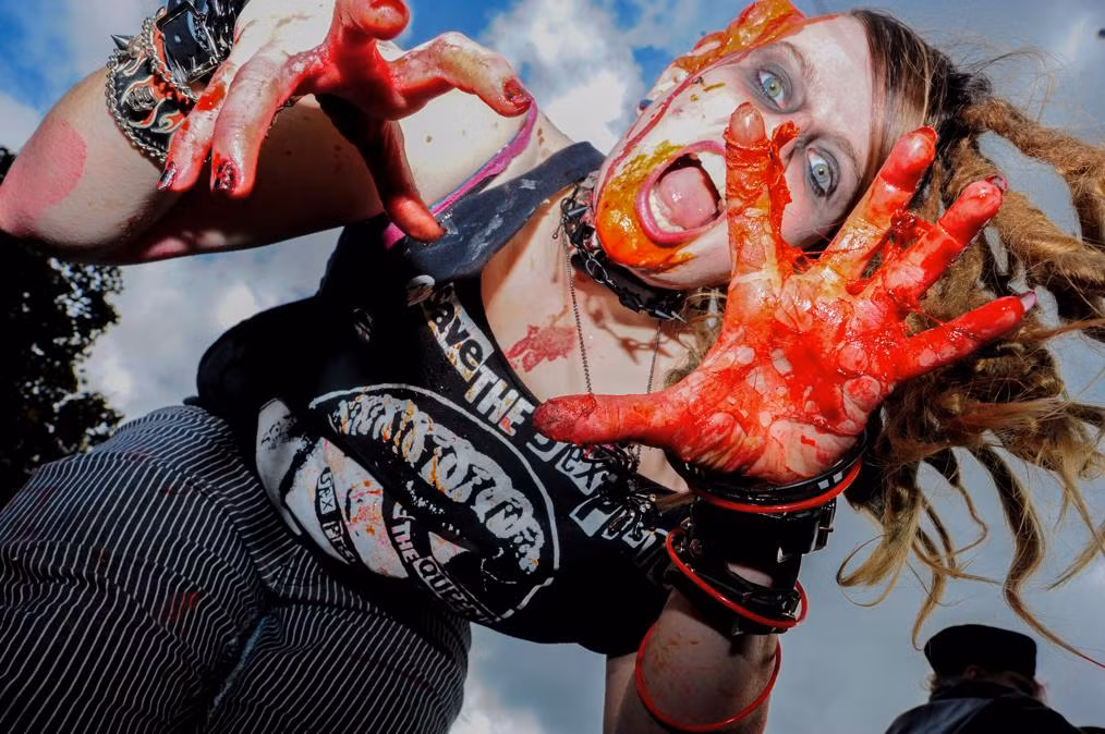 Một xác chết khát máu lang thang trên phố London trong Cuộc diễu hành kỷ niệm Ngày thây ma thế giới.