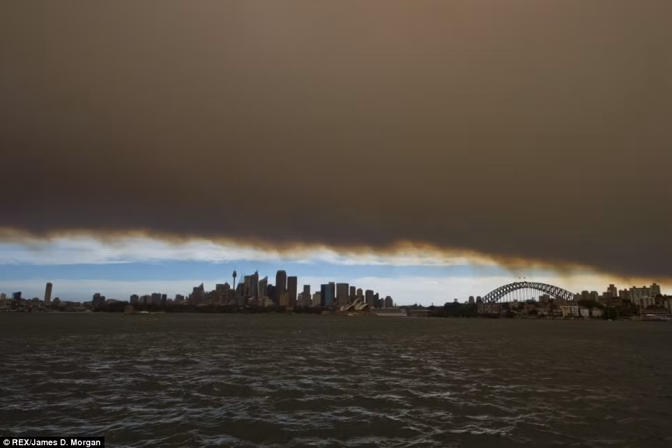 Biển khói đen khổng lồ từ các đám cháy rừng ở phía tây Sydney phủ kín bầu trời thành phố.