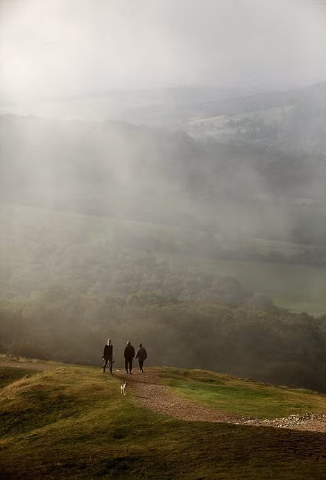 Ánh sáng xuyên qua màn sương sớm chiếu xuống đồi Malvern ở Worcestershire.