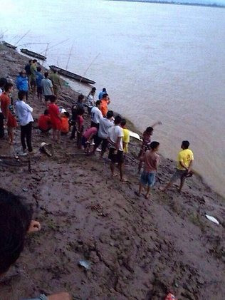 Nhiều người đến bờ sông sau khi tai nạn máy bay thảm khốc xảy ra...