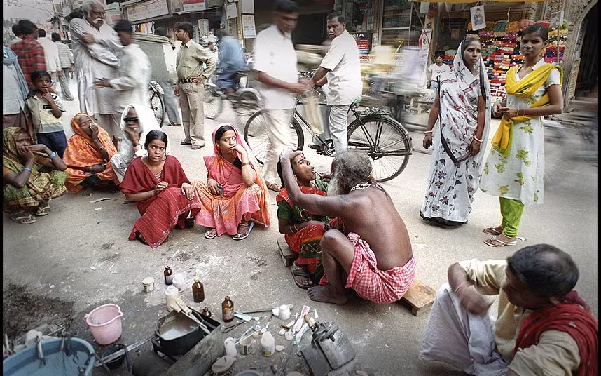 Ảnh chụp lúc 11 giờ sáng của nhiếp ảnh gia Anil Risal Singh, Ấn Độ được đặt tên là "Nha sĩ lề đường". Ảnh chụp ở Varanasi, Ấn Độ.