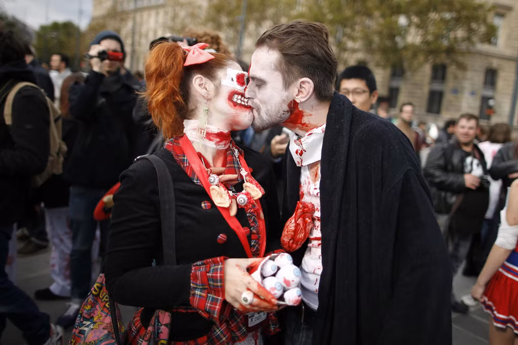 Hai xác chết hôn nhau trên phố Paris trong Ngày thây ma thế giới.