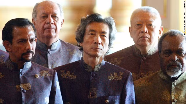 Các nhà lãnh đạo xúng xinh trong áo truyền thống của Thái Lan khi tham dự APEC năm 2003 tại Bangkok.