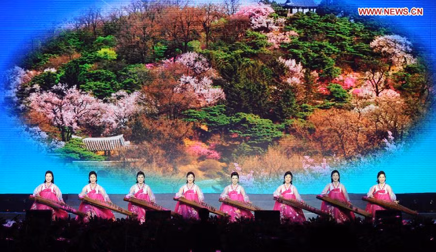 Nhóm nữ nghệ sĩ Triều Tiên trong trang phục truyền thống biểu diễu trên sân khấu thành phố Đan Đông, tỉnh Liêu Ninh, Trung Quốc ngày 10/10.