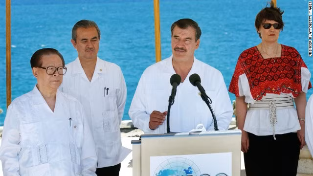 Thời trang của các nhà lãnh đạo tham dự APEC năm 2002 tại Mexico.