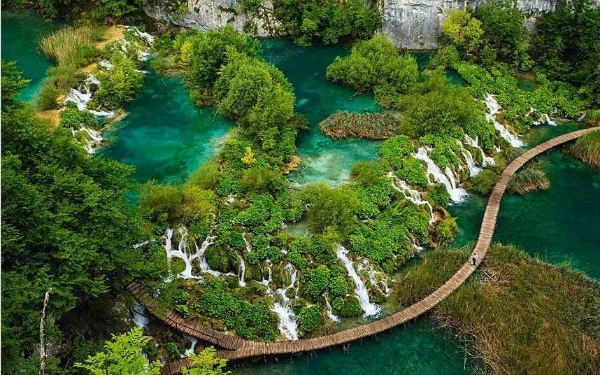 Vẻ đẹp kỳ vĩ như chốn thần tiên của Vườn quốc gia Plitvice Lakes, Croatia – một trong những Di sản thế giới được UNESCO công nhận.