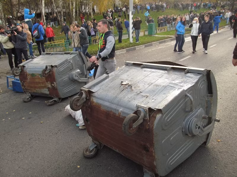 Tuy nhiên, đám đông quá khích vẫn không ngừng gây rối, đập phá.