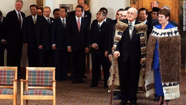 Áo khoác độc đáo của cựu nữ Thủ tướng New Zealand Jenny Shipley (phải) và Ngài Tipene O'Regan (trái) trong Diễn đàn APEC năm 1999 ở New Zealand.