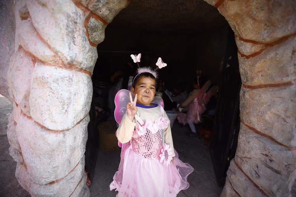 Tuy nhiên, một số người cho rằng, toàn bộ ý tưởng của doanh nhân Chen là “vô đạo đức” vì lợi dụng những người kém may mắn trong xã hội. Trong ảnh là cư dân vương quốc người lùn Zhu Hui, 24 tuổi mặc bộ trang phục biểu diễn hóa trang thành tiên bướm.