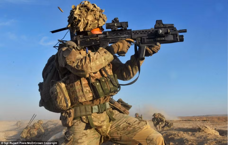 Bức ảnh mang tên "Carl" theo tên của Hạ sĩ Carl Hines thuộc lực lượng Pháo binh Hoàng gia được chụp bởi Thượng sĩ Rupert Frere, khắc họa hình ảnh người lính trong chiến đấu. Bức ảnh xếp ở vị trí thứ 2 của hạng mục Chân dung Chuyên nghiệp của cuộc thi Nhiếp ảnh quân đội 2013. 