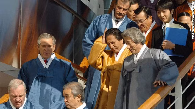 Các nhà lãnh đạo mặc hanbok - trang phục truyền thống của Hàn Quốc khi tham dự APEC năm 2005 được tổ chức tại Busan, Hàn Quốc.