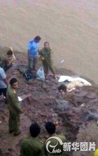 Thi thể của một hành khách xấu số trên bờ sông.