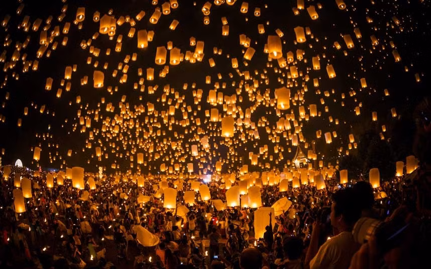 Hàng nghìn chiếc đèn lồng thắp sáng bầu trời đêm. Ảnh chụp tại Lễ hội đèn lồng ở Chiang Mai, Thái Lan.
