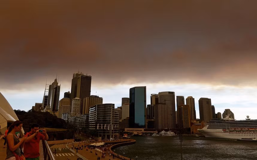 Người dân Sydney phải hít thở bầu không khí nồng nặc khói độc từ các đám cháy rừng ở ngoại ô thành phố.