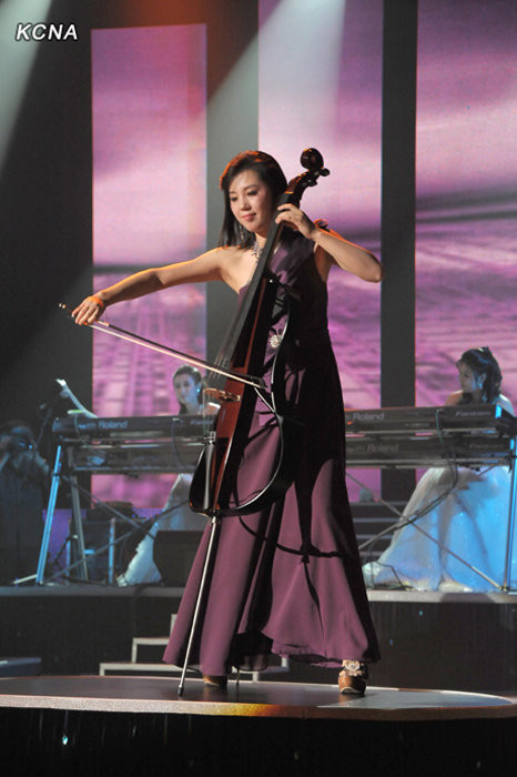 Dù là mặc trang phục truyền thống hay hiện đại, nữ nghệ sĩ Triều Tiên vẫn xinh đẹp, duyên dáng và thướt tha.