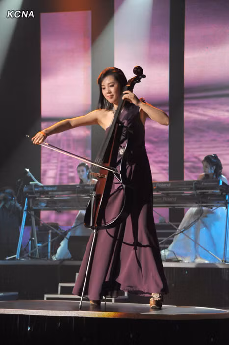 Dù là mặc trang phục truyền thống hay hiện đại, nữ nghệ sĩ Triều Tiên vẫn xinh đẹp, duyên dáng và thướt tha.