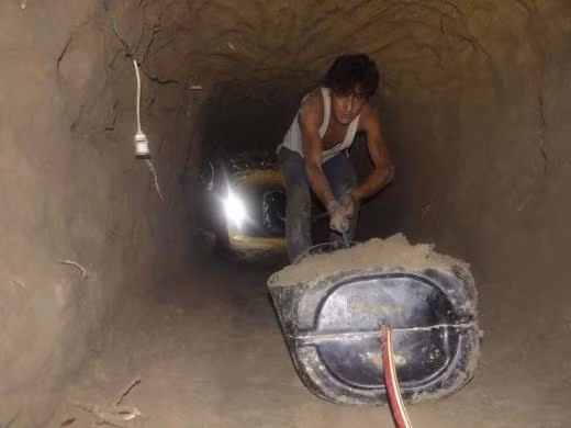 Một nam thanh niên Syria ở Deir al-Zor miệt mài đào hầm và hang sâu trong lòng núi để tránh bom đạn.