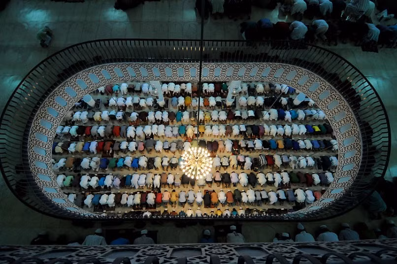 Các tin đồ Hồi giáo cúi rạp mình cầu nguyện trong Thánh đường quốc gia ở Dhaka, Bangladesh kỷ niệm lễ Eid al-Adha - tôn vinh ông Abraham sẵn sàng hiến tế con trai của mình cho Thượng đế.