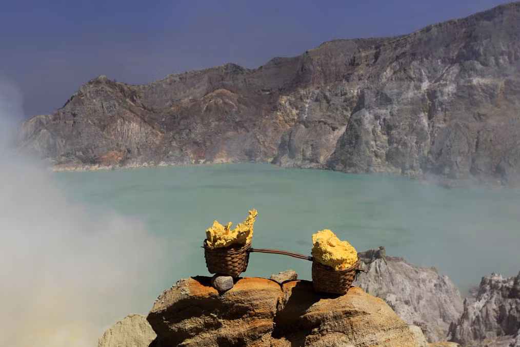 Khung cảnh ở hồ khai thác lưu huỳnh đẹp và lạ giống như ở một hành tinh khác chứ không phải trên trái đất.