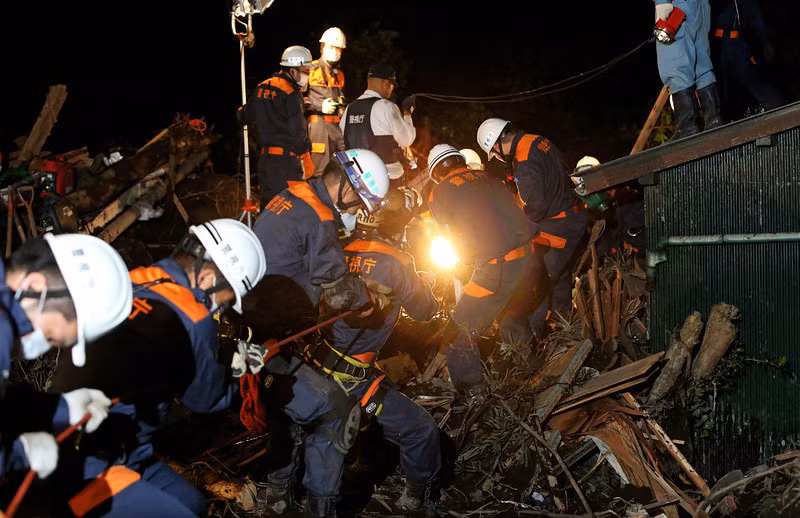 Họ vật lộn cả đêm, đào bới đống đổ nát của những ngôi nhà bị sập do sạt lở đất bởi ảnh hưởng của siêu bão.Wipha được cho là cơn bão mạnh nhất trong 10 năm qua đổ bộ vào Nhật Bản.