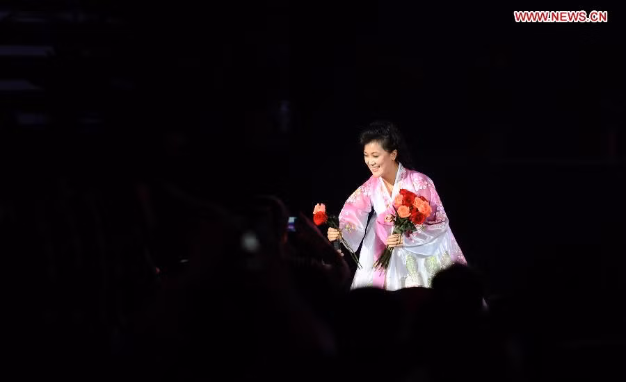 Khán giả đua nhau tặng hoa, bày tỏ sự ái mộ đối với nữ nghệ sĩ Triều Tiên.