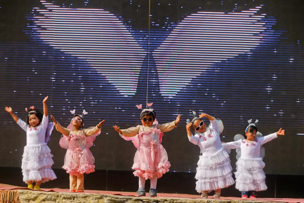 Từ đó, nhóm nghệ sĩ đặc biệt tại Côn Minh được gọi là “Vương quốc người lùn” hoặc “Vương quốc người tí hon”. Trong ảnh, "các cư dân của vương quốc người lùn" đang biểu diễn tiết mục Hồ Thiên Nga ngày 3/4/2013.