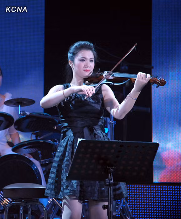 Với gương mặt xinh đẹp, thanh tú, nữ nghệ sĩ Triều Tiên mê hoặc người xem qua tiếng đàn violon.