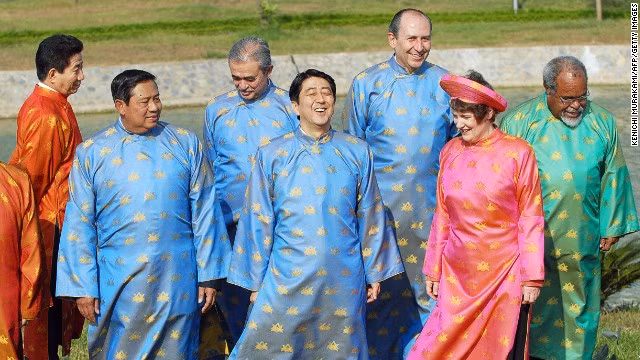 Các nhà lãnh đạo diện áo dài truyền thống của Việt Nam khi tham dự APEC năm 2006 tại Hà Nội.