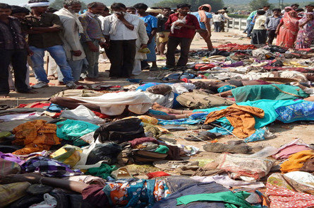 Cảnh sát phủ nhận nguyên nhân gây ra thảm kịch về phía mình và tuyên bố, họ có sử dụng dùi cui nhưng là để ổn định trật tự và kiểm soát tình trạng hoảng loạn.