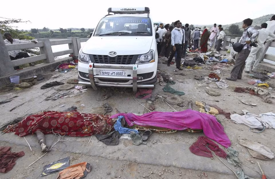 Cây cầu bắc qua sông Sindh rất hẹp, chỉ dài 500m và vừa được xây dựng lại sau một vụ hỗn loạn năm 2007.