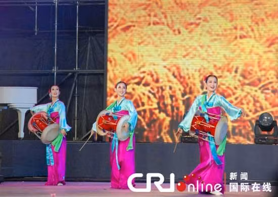 Nữ nghệ sĩ Triều Tiên không chỉ xinh đẹp, thướt tha như tiên giáng trần mà còn rất tài năng. Họ vừa gõ trống, vừa nhảy múa và vừa hát trên sân khấu.