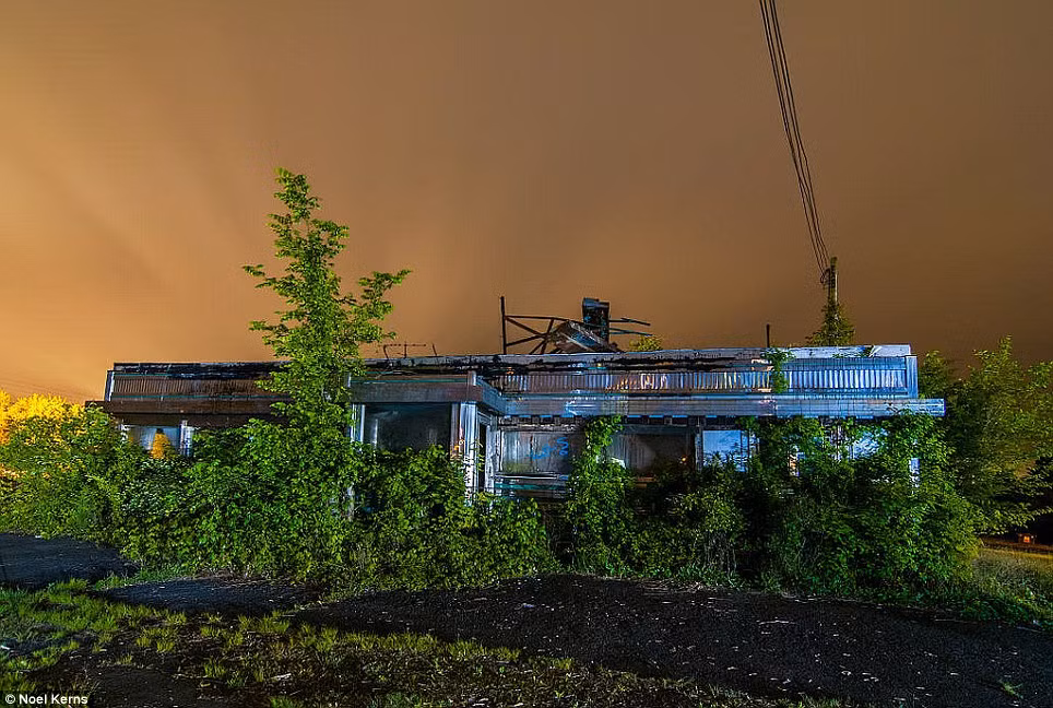 Quán ăn nhỏ ven đường ở Readington, New Jersey bị bỏ hoang lâu ngày bị đám cây dại mọc um tùm phủ kín.