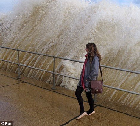 Thiếu nữ tỏ vẻ hoảng hốt khi một con sóng khổng lồ đánh vào bờ. 30 người dân làng Walcott đã phải bỏ hết nhà cửa, tài sản sơ tán khẩn cấp sau khi nhận hàng loạt cảnh báo sóng lớn và lũ lụt.