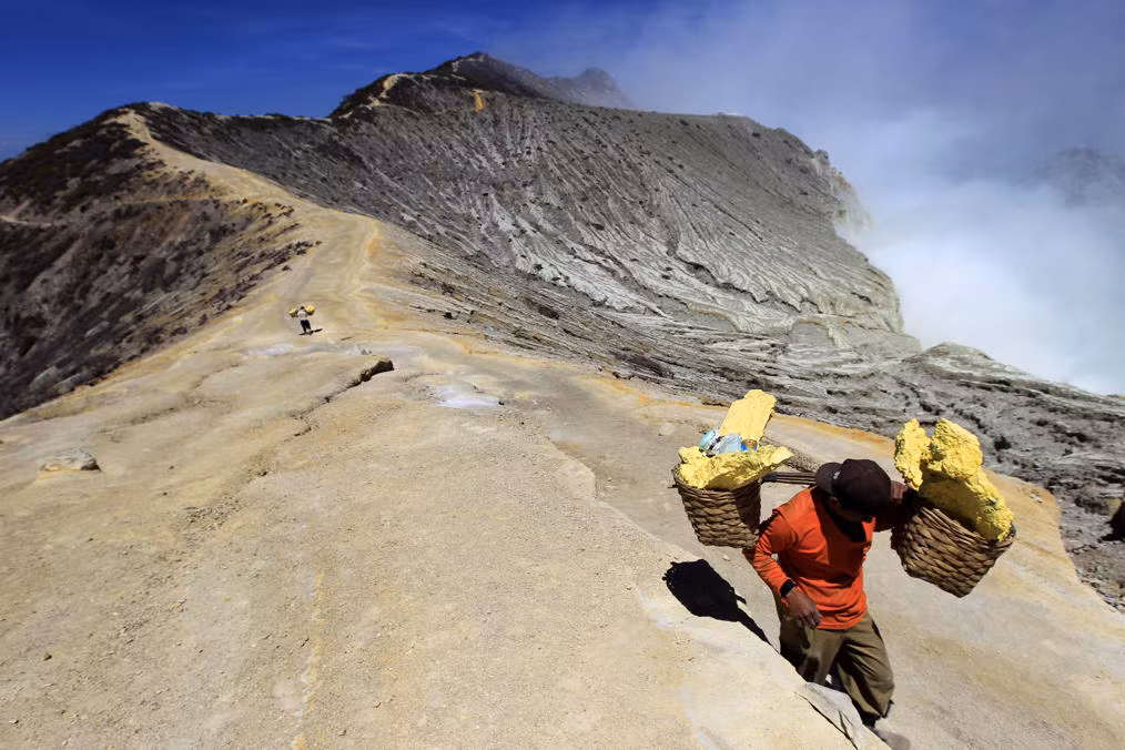 Con đường gánh lưu huỳnh từ hồ trên đỉnh ngọn núi lửa dài, đầy gian nan, vất vả của những thợ mỏ.