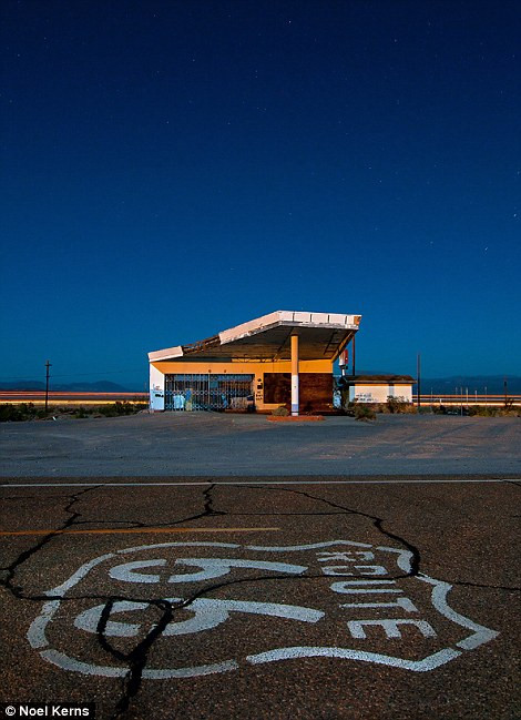 Một trạm xăng cũ bên lề đường 66 với nhiều vết nứt, đoạn ở sa mạc Mojave, phía nam California từ lâu đóng cửa im ỉm.
