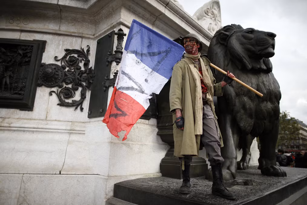 Một xác chết tham gia diễu hành thây ma trên đường phố Paris ngày 12/10.