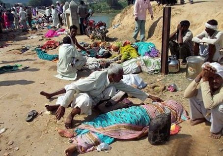 Cảnh sát lo ngại, con số người chết còn tăng lên vì nhiều người nhảy xuống sông Sindh bên dưới cây cầu hòng tìm cách thoát thân đến nay vẫn mất tích.