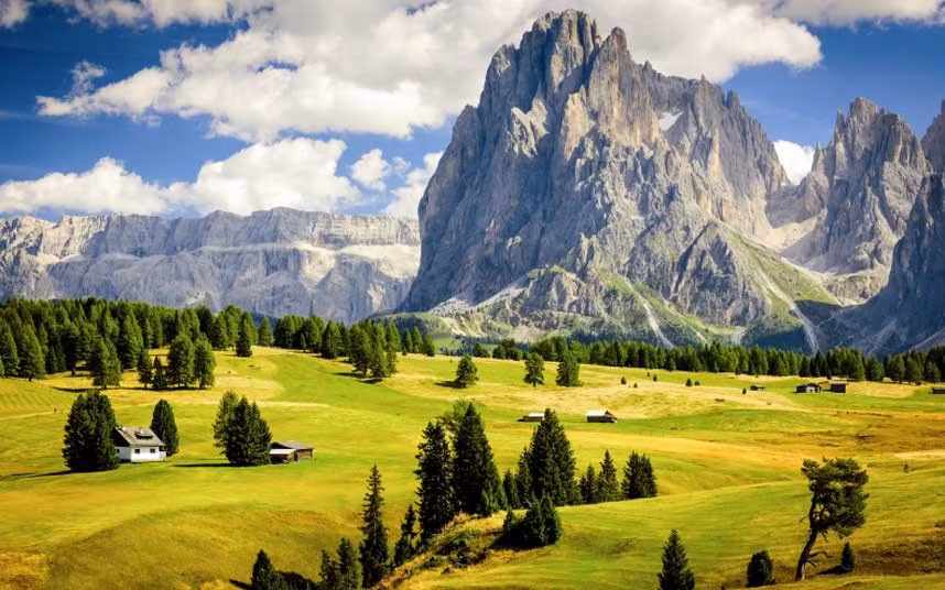 Vùng núi Dolomites ở Nam Tyrol, Italy được hình thành cách đây hàng triệu năm trước được mệnh danh là một trong những cảnh quan núi non đẹp nhất thế giới.