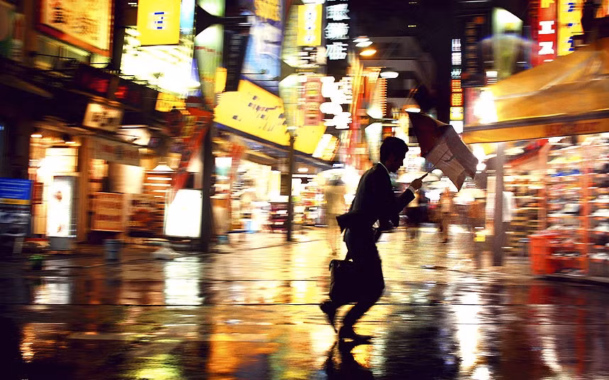 Nhiếp ảnh gia Jürgen Bürgin, người Đức với tác phẩm dự thi Mưa Tokyo.