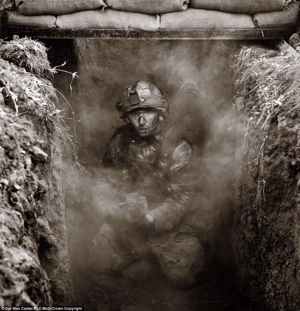 Bức ảnh chụp tư thế sẵn sàng chiến đấu của binh nhì Craig Leaman thuộc Tiểu đoàn số 1 thuộc Trung đoàn Hoàng gia của Wales trong một chiến hào khi tham gia cuộc tập trận mang tên Askari Thunder 6 ở Kenya.