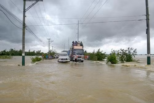 Lực lượng cứu hộ đã sử dụng xe tải quân sự để giải cứu cư dân trong vùng bị ngập lụt nặng ở thị trấn San Miguel và Minalin.