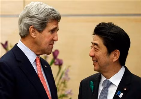 Thủ tướng Nhật Shinzo Abe (phải) và Ngoại trưởng Mỹ John Kerry (trái).