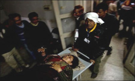 Theo những người sống sót sau thảm kịch dẫm đạp, nguyên nhân dẫn đến vụ hỗn loạn trên cầu là do cảnh sát dùng vũ lực (bao gồm dùi cui) để kiểm soát đám đông gây ra tâm lý phẫn nộ, hoảng loạn cho mọi người.