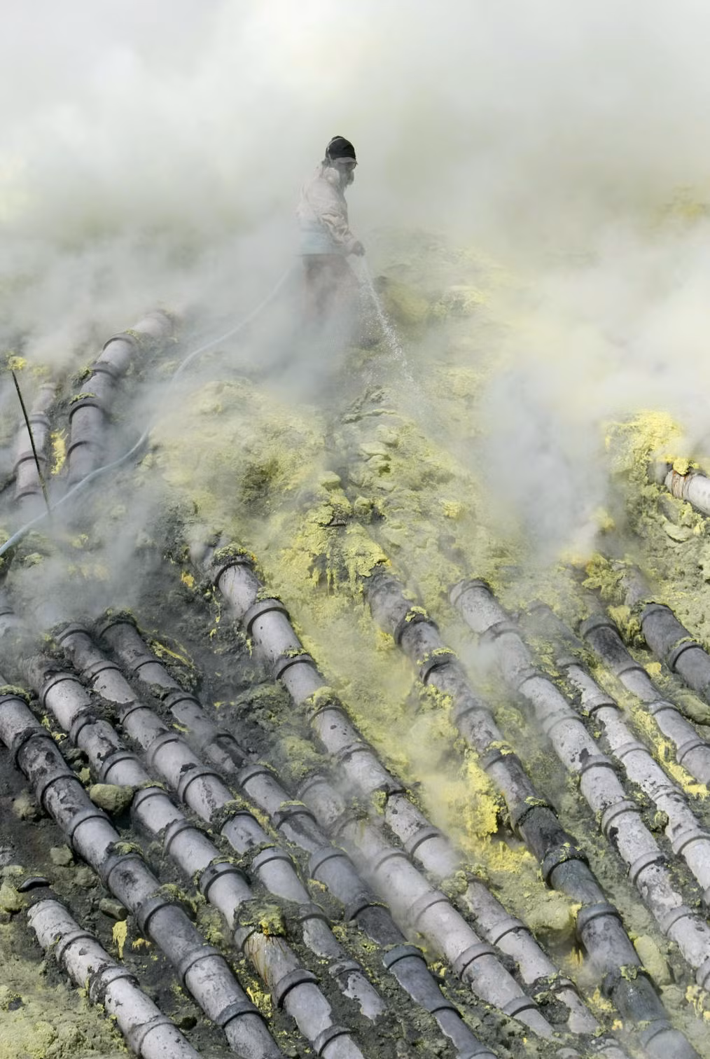 Chất lỏng màu đỏ nóng chảy đó sau khi tuôn ra từ các đường ống sẽ chuyển thành màu vàng và bắt đầu rắn lại.