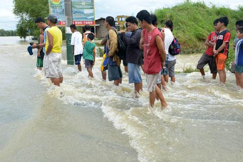 Ngoại trưởng Mỹ Kerry đã phải hủy chuyến thăm tới Philippines vì bão.