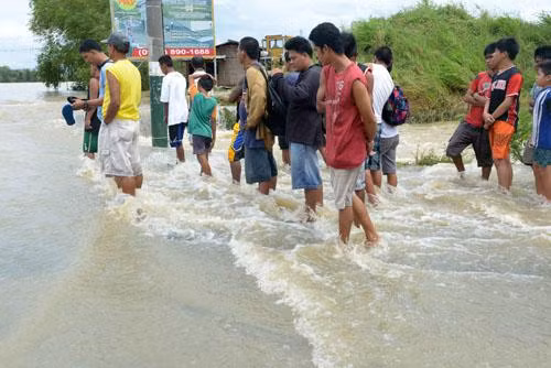 Ngoại trưởng Mỹ Kerry đã phải hủy chuyến thăm tới Philippines vì bão.