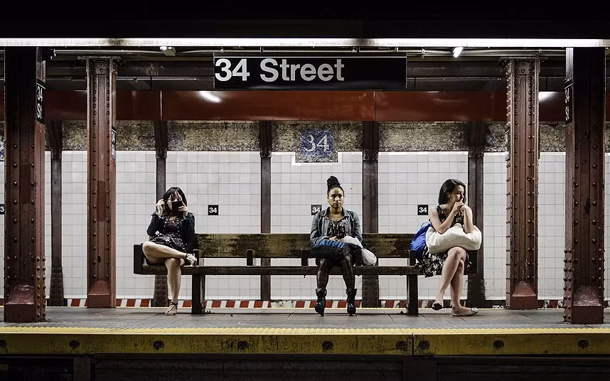 Bức ảnh "Đợi tàu điện ngầm" của Tom Pepper, đến từ Đại học Kings London chiến thắng ở hạng mục dành cho sinh viên trong cuộc thi Nhiếp ảnh gia đô thị 2013.