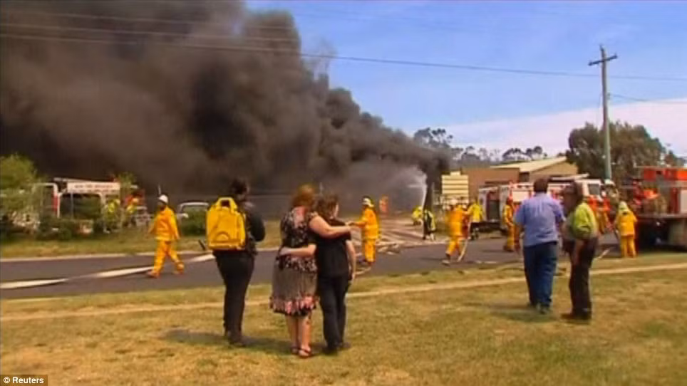 Lực lượng cứu hỏa New South Wales khẩn trương dập tắt các đám cháy rừng lan vào khu dân cư.