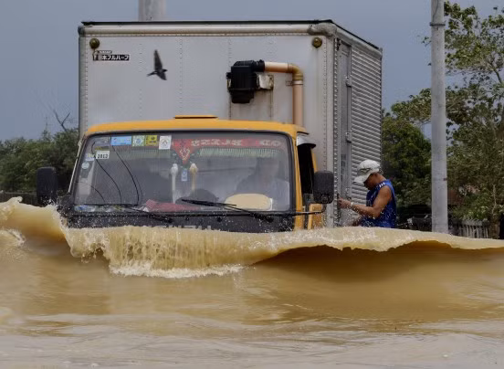 Bão gây mưa to gió lớn làm bật gốc cây cối, khiến các cây cột điện gãy đổ dẫn đến tình trạng mất điện trên diện rộng đồng thời gây ra tình trạng ngập lụt, lũ quét ở nhiều khu vực.