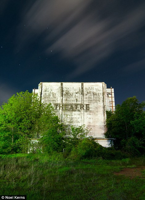 Môt nhà hát bị bỏ rơi xung quanh cây cối mọc um tùm ám ảnh và đáng sợ ở Paris, Texas.